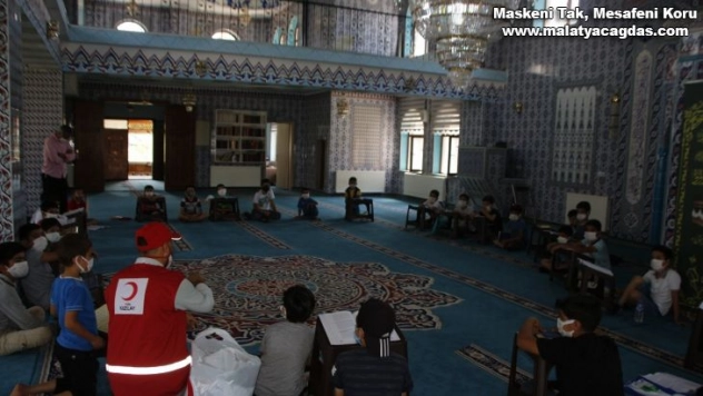 Varto'da Kur'an kursu öğrencilerine giyim yardımı