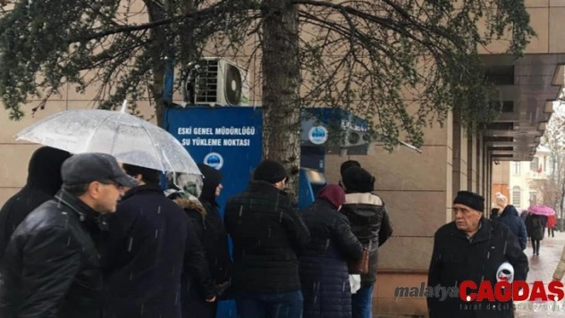 Vatandaş yılın son gününde su kuyruğunda