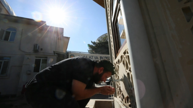 Vatandaşlar Çeşme Başında Serinliyor