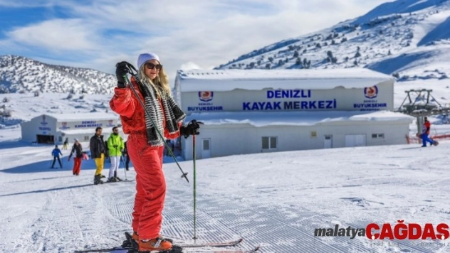 Vatandaşlar Denizli Kayak Merkezi'ne akın etti