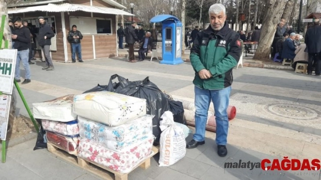 Vatandaşlar depremzedeler için yardımlarda bulunuyor