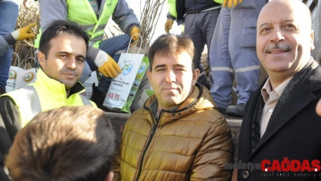 Vatandaşlar fidan alabilmek için yarıştı