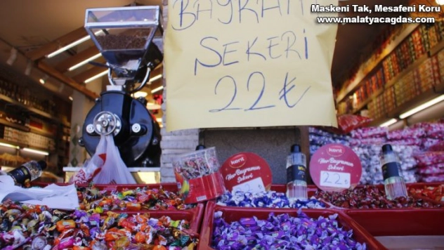 Vatandaşlar geleneklerinden vazgeçmedi, kısıtlamaya rağmen bayram şekeri aldı