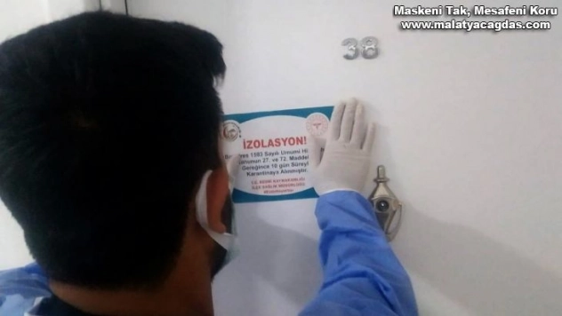 Vatandaşlar karantinaya alınan adresler konusunda 'yapıştırma' ile uyarılıyor