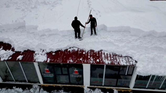 Vatandaşlar zarar görmesin diye çatılarda temizlik mesaisi başladı