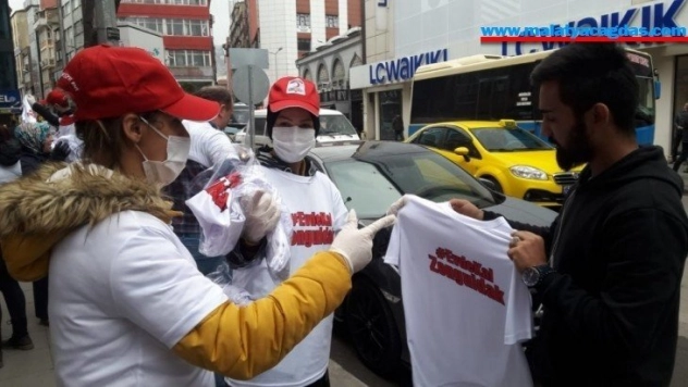 Vatandaşları tek tek durdurup evde kal tişörtü dağıttılar