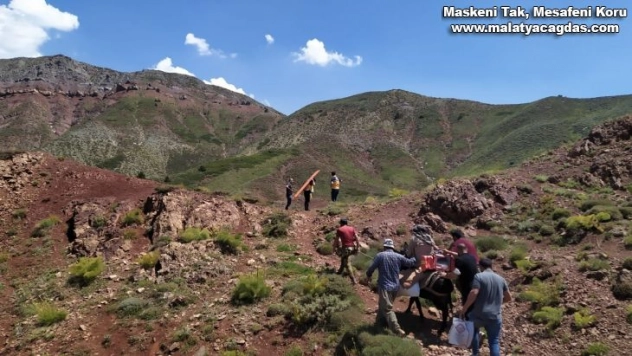Vefakar sağlıkçılar, 2 bin 500 rakımdaki hastaya yaya ulaştı, ambulans helikopterle hastaneye gönderildi