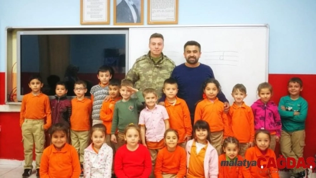 Vefat eden kızı için köy köy gezip çocukları mutlu ediyor