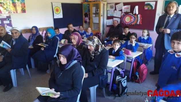 Veliler, çocuklarıyla aynı sırada kitap okuyor