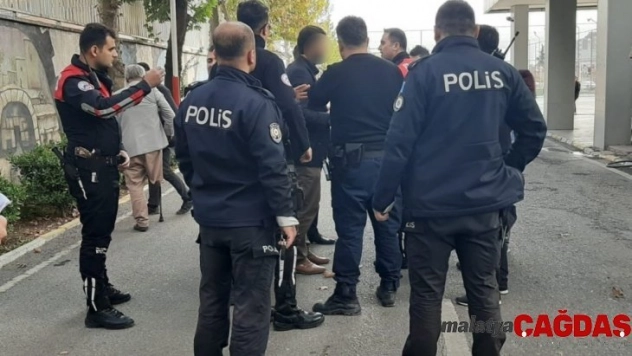 Veliler okul bahçesinde birbirine girdi