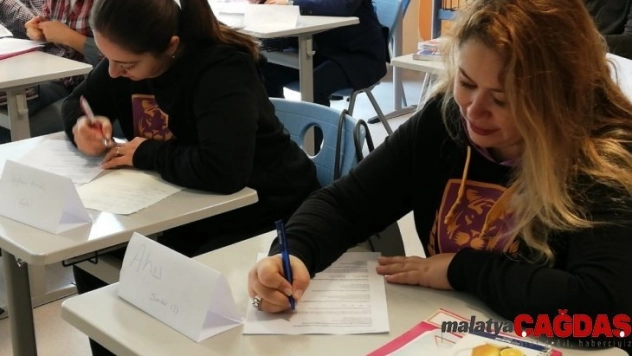 Veliler yeniden öğrenci sıralarında ders dinledi