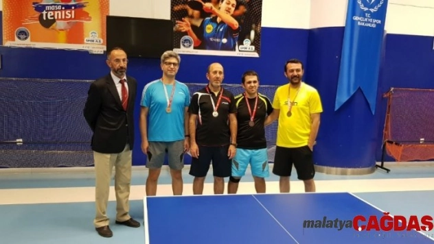 Veteranlar Öğretmenler Günü İçin Raket Salladı