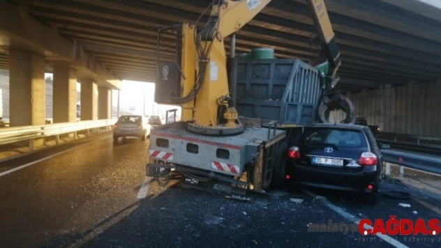 Vinç köprüye çarptı: 2 yaralı