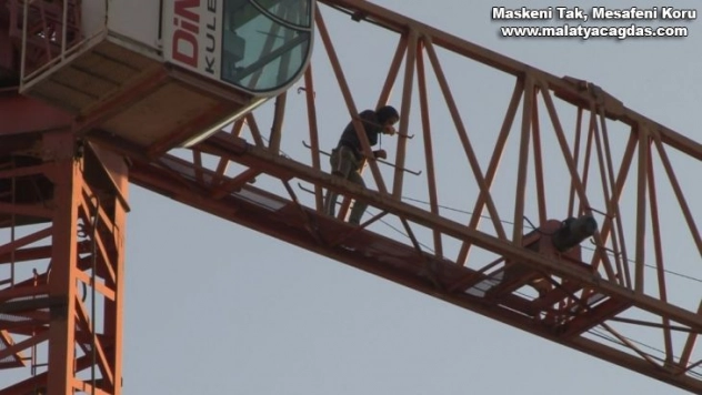 Vinçte intihara teşebbüs eden şahsı polis ikna ederek indirdi