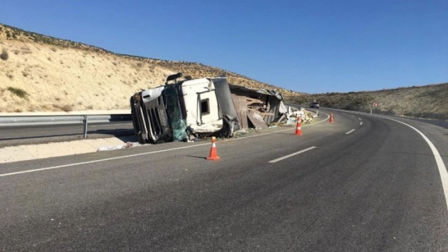 Virajı alamayan kamyon yan yattı: 2 ölü