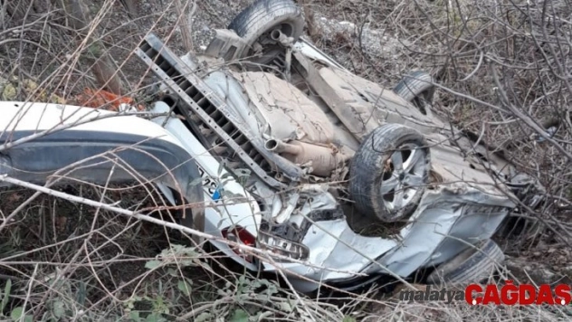 Virajı alamayan otomobil şarampole yuvarlandı