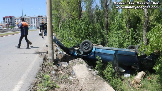 Virajı alamayan otomobil ters döndü: 2 yaralı