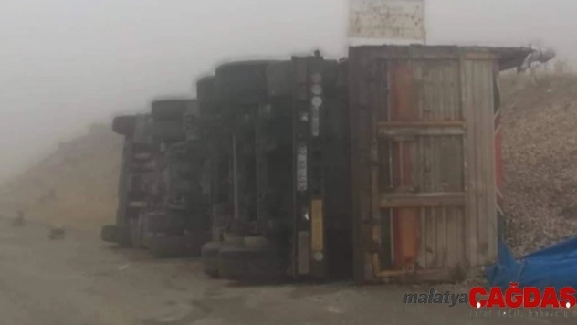 Virajı alamayan pamuk yüklü kamyon devrildi