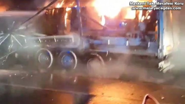 Virajı alamayan tır elektrik direğine çarpıp patlayarak alev aldı