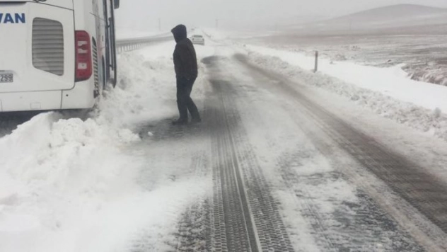 Viranşehir'de 40 kişinin bulunduğu yolcu otobüsü kara saplandı