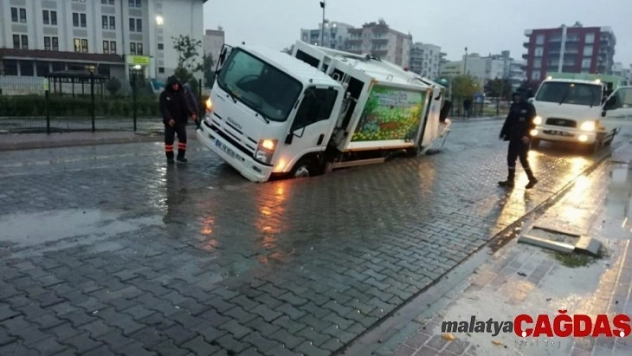 Viranşehir'de sağanak yağmurdan yol çöktü