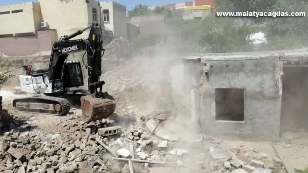 Viranşehir'de yol genişletme çalışması