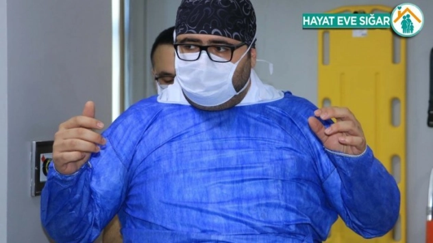 Virüsü yenen doktor alkışlar arasında geri döndü