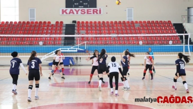 Voleybol Müsabakaları Sürüyor