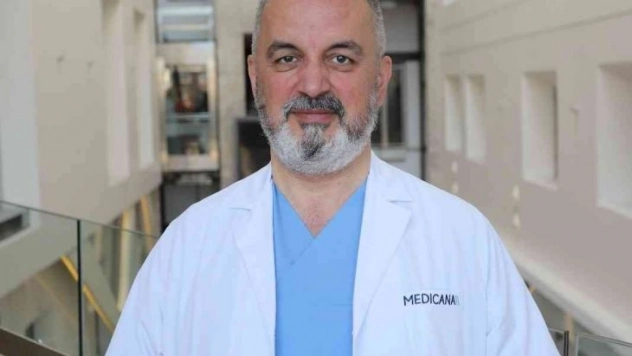 Vücuda tam oturmayan kıyafetler skolyoz belirtisi olabilir