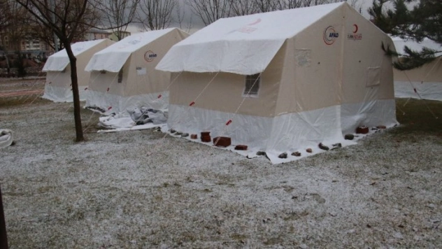 Yağışların etkili olmaya başladığı Elazığ'da, çadırkentte yaşam