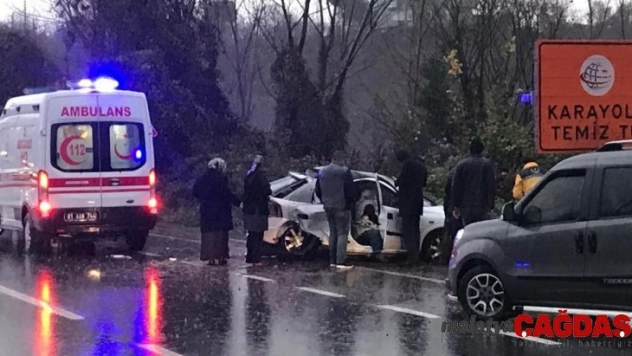 Yağışlı havada direksiyon hakimiyetini kaybetti 2 kişi yaralandı