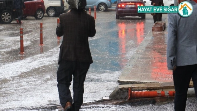 Yağmura yakalanan bazı vatandaşlar, poşetle korunmaya çalıştı