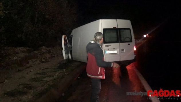 Yağmurda kayan ticari araç yoldan çıktı