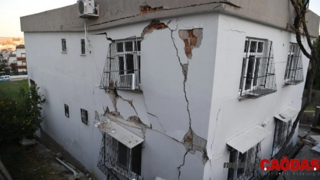 Yağmurda zarar görerek yarıklar oluşan ev yıkıldı