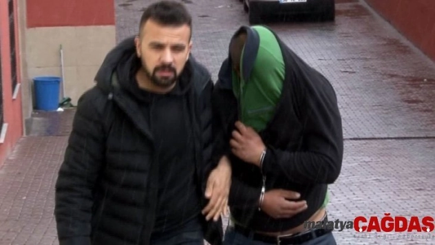 Yakalanacaklarını anladılar, polise demir çubuk ve levye ile saldırdılar