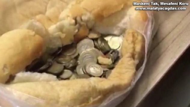 Yakalanacaklarını anlayınca paraları ekmeğin arasına gizledi
