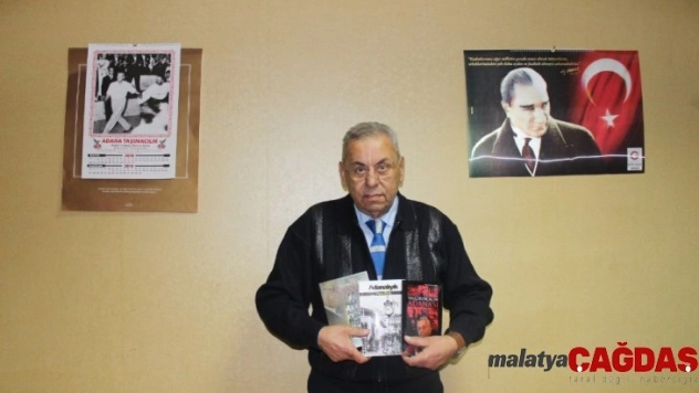 Yalçın Öcal, kitaplarını imzalayacak