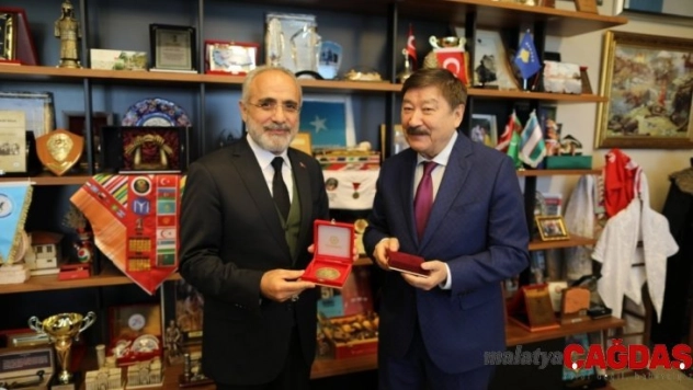 Yalçın Topçu'ya TÜRKSOY'dan 'İmadeddin Nesimi Madalyası'