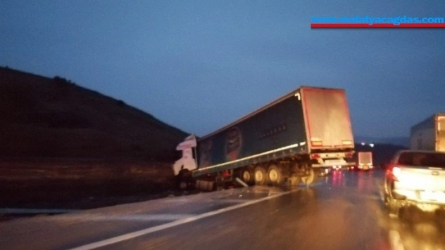 Yalova'da tır yoldan çıktı, sürücüsü ölümden döndü