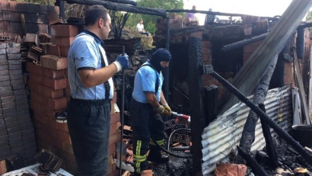 Yanan dandır evi kullanılmaz hale geldi