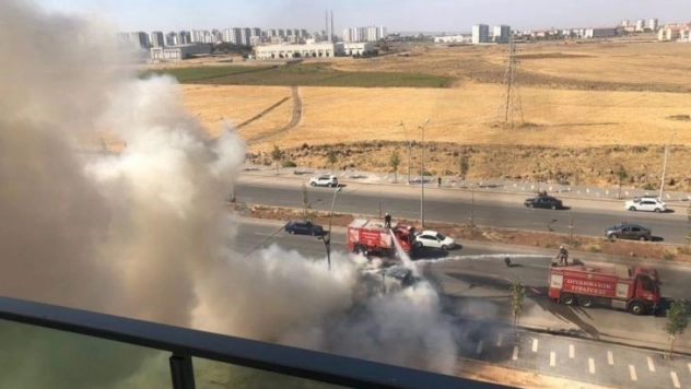 Yanan kamyonete bilinçsiz su döktü, alevler büyüdü