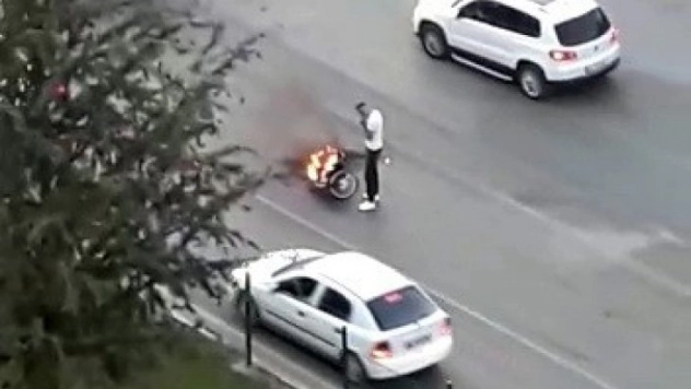 Yanan motosikletiyle uzaklaştı