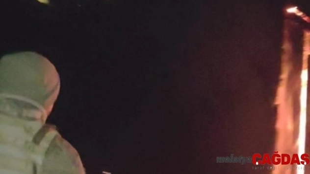 Yangına uykuda yakalanan aileyi jandarma havaya ateş ederek uyandırdı