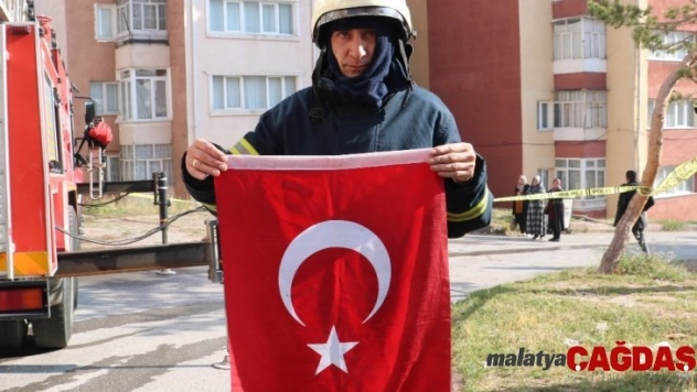 Yangında aklına ilk gelen Türk bayrağı oldu