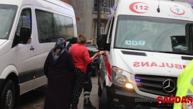 Yangında balkonda mahsur kalan kadını itfaiye kurtardı