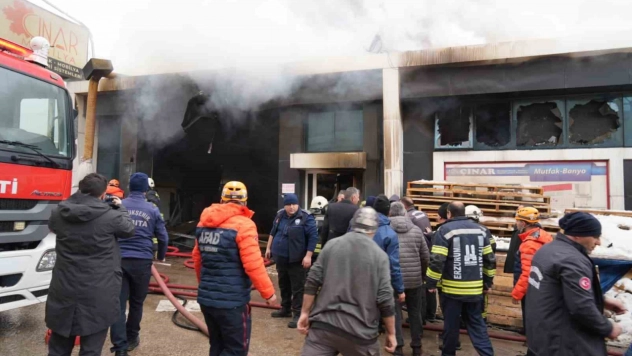 Yangında içerde kalan 2 kişi ekiplerin yardımıyla kurtarıldı