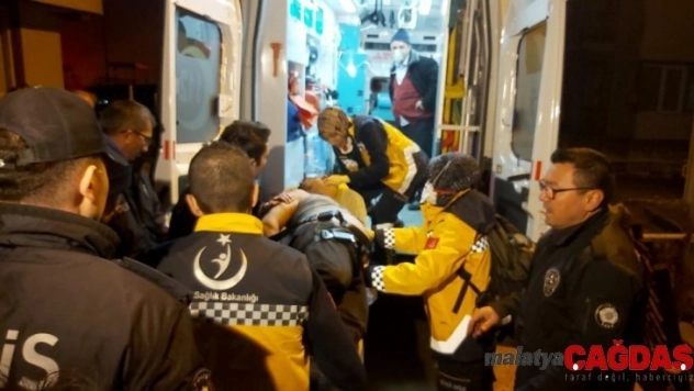 Yangında mahsur kalan şahsı itfaiye balkondan kurtardı