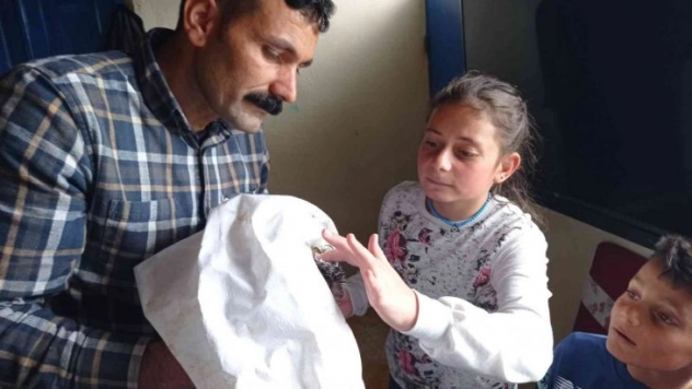 Yaralı baykuşu baba-kız tedavi etti