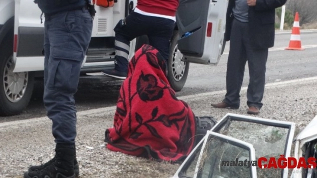 Yaralı üşümesin diye battaniye ile sardılar