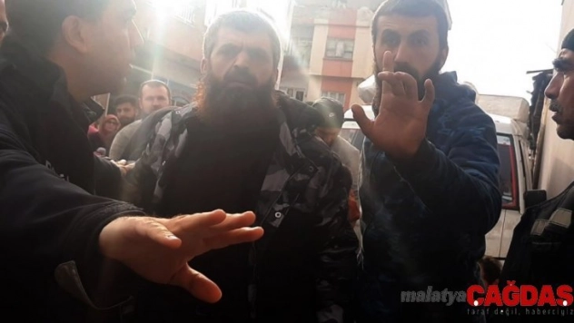 Yaralı yakınları gazetecilere saldırdı